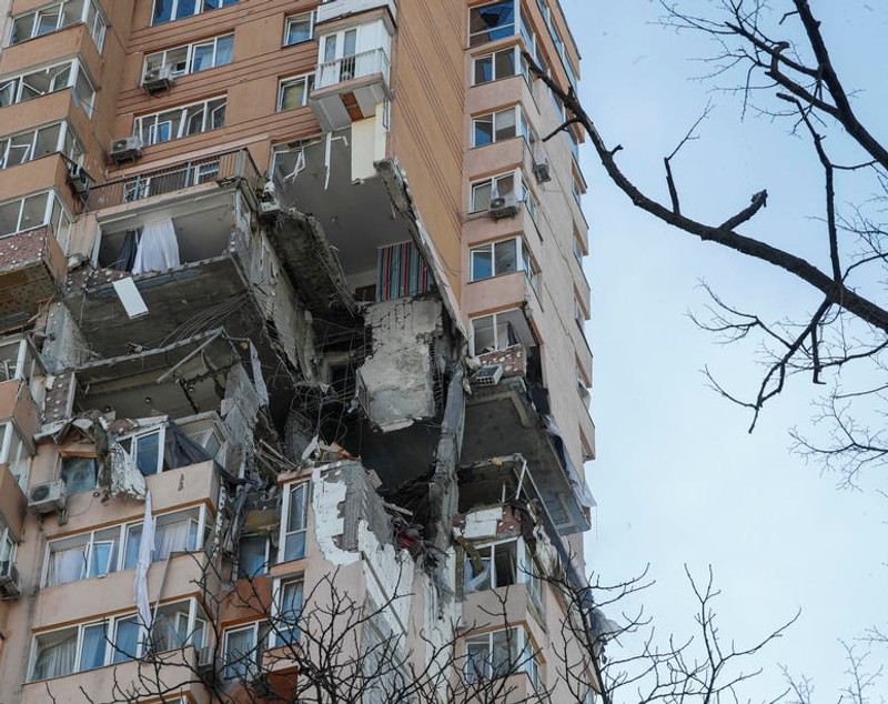 VIDEO | Bloc de locuințe din Kiev, lovit de o rachetă sâmbătă dimineață. Momentul șocant, surprins de camere