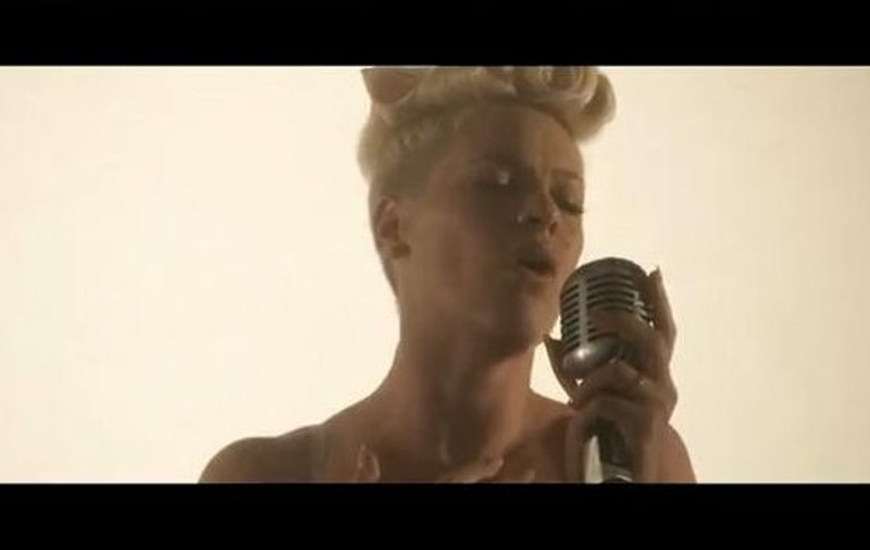 Pink a lansat "Just give me a reason" | VIDEO