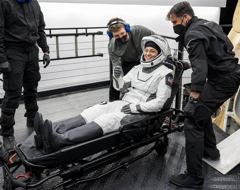 Momentul în care echipajul Crew Dragon al navetei spațiale SpaceX aterizează pe Pământ. VIDEO