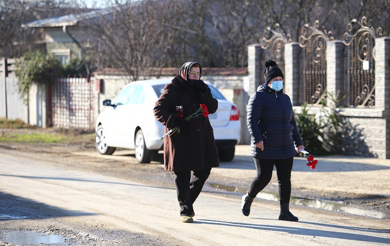 Localnică din Bolintin Vale, la priveghiul șoferului de microbuz omorât cu o piatră: „După ce nu se mai dă pe ecran, nu se mai face nimic”