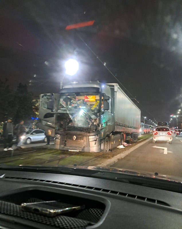 Un șofer de TIR din Turcia a blocat mai multe linii de tramvai din București, din cauza GPS-ului