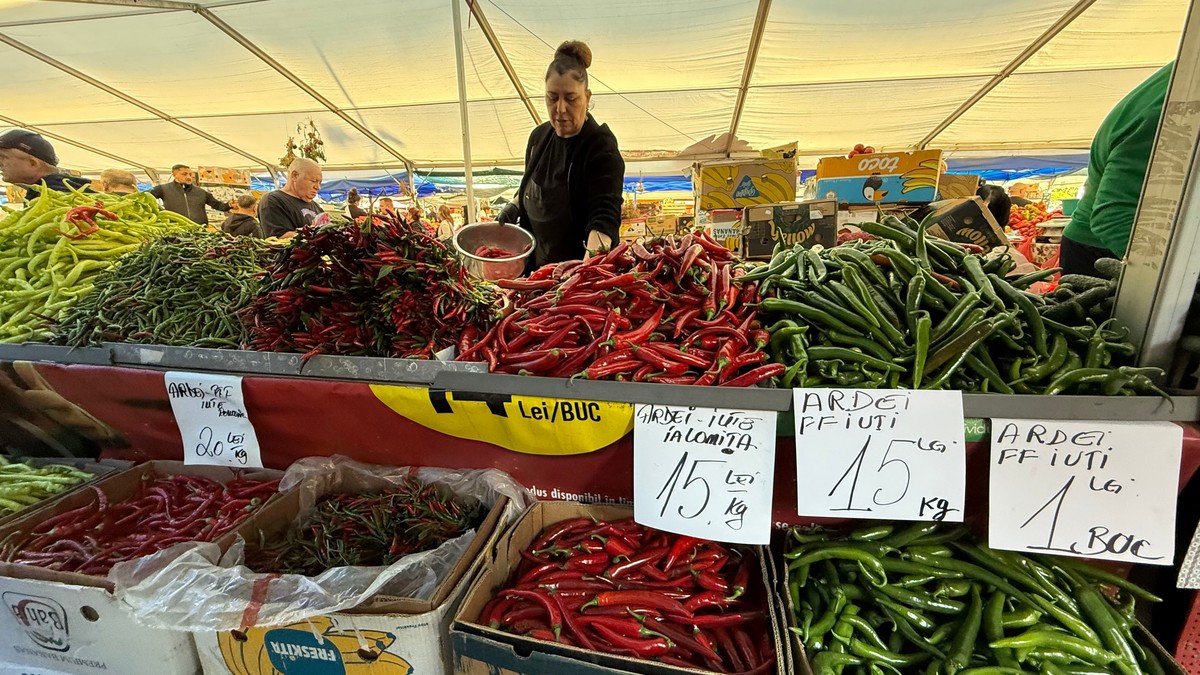 Piața Obor din București e plină cu legume pentru toamnă