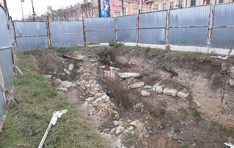Investitorul care construiește un bloc în situl cetății Tomis, ajutat ”din pix” de Direcția Județeană de Cultură Constanța! I-au făcut ”cadou” aproape 300 de metri pătrați în inima orașului