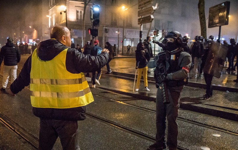 „Vestele galbene” au primit interdicție pe Champs-Elysee! Măsuri fără precedent pregătite de Guvernul francez față de protestatari
