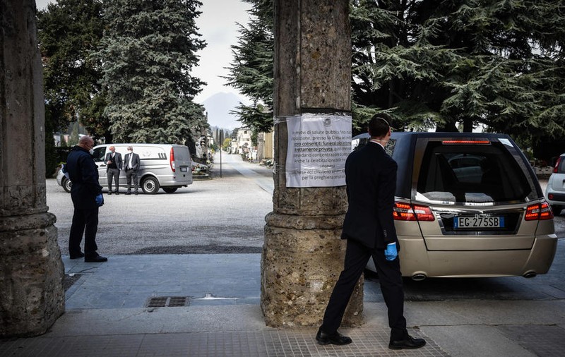 De ce sunt interzise înmormântările cu public în pandemia coronavirus. Mărturia unui angajat de la pompe funebre: „Virusul ucide de două ori”