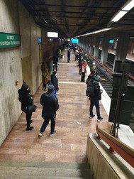 Peronul de la Apărătorii Patriei, unde oamenii încearcă să stea la distanță unul de altul