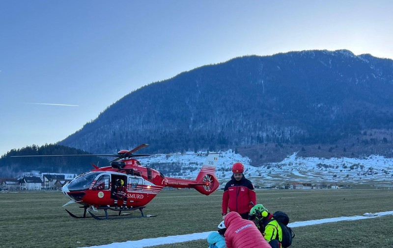 Elicopterul SMURD Brașov a recuperat un turist care și-a rupt piciorul, în masivul Piatra Craiului. Pericol mare de avalanșă