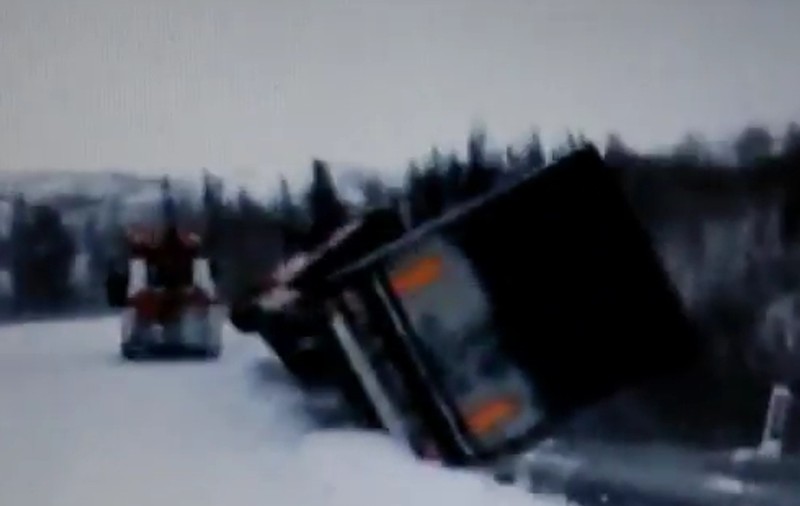 Cel mai şocant accident! Un tir se prăbuşeşte de la o înălţime de 60 de metri | VIDEO