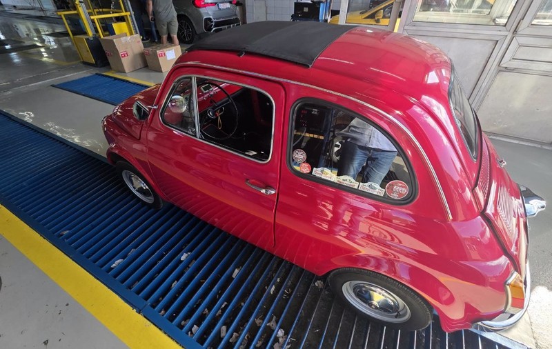 Un Fiat 500 roșu din 1969, adus la RAR Iași și urcat pe platformă pentru ITP
