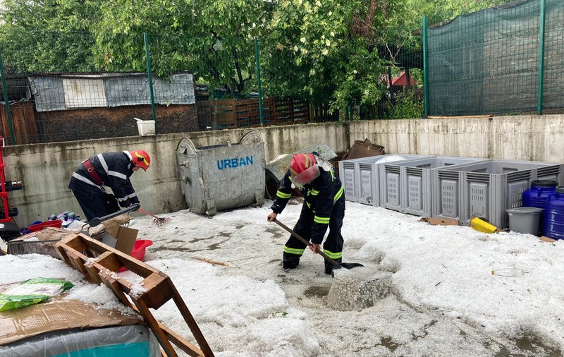 Furtună cu grindină la Arad, la munte continuă să ningă. Zonele afectate de „episodul de iarnă autentică”