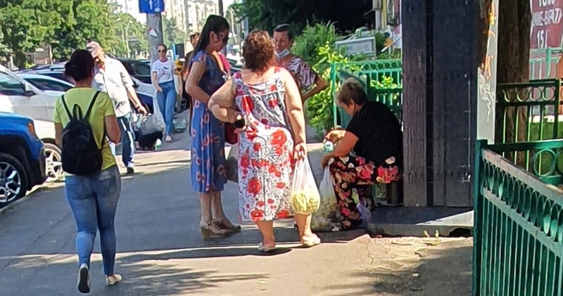La ieșirea străzii Ileana Cosânzeana în str. Sebastian, o altă femeie vindea pe jos, fără tarabă, în soare, fasole verde
