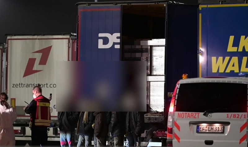 Cei șase băieți afgani erau complet epuizați. Foto: Captură video MDR