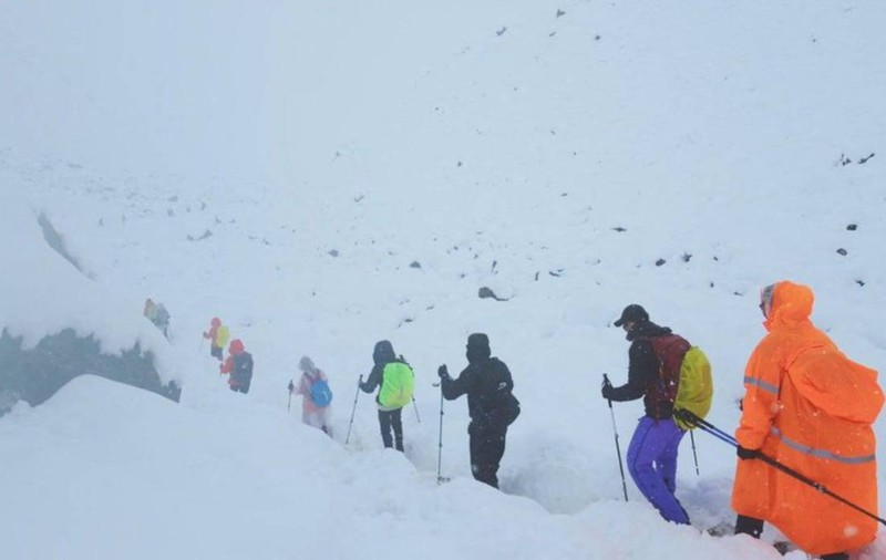 Clipe de coșmar pe Muntele Everest: aproape 1.000 de turiști blocați în zăpadă la peste 4.000 de metri altitudine | VIDEO