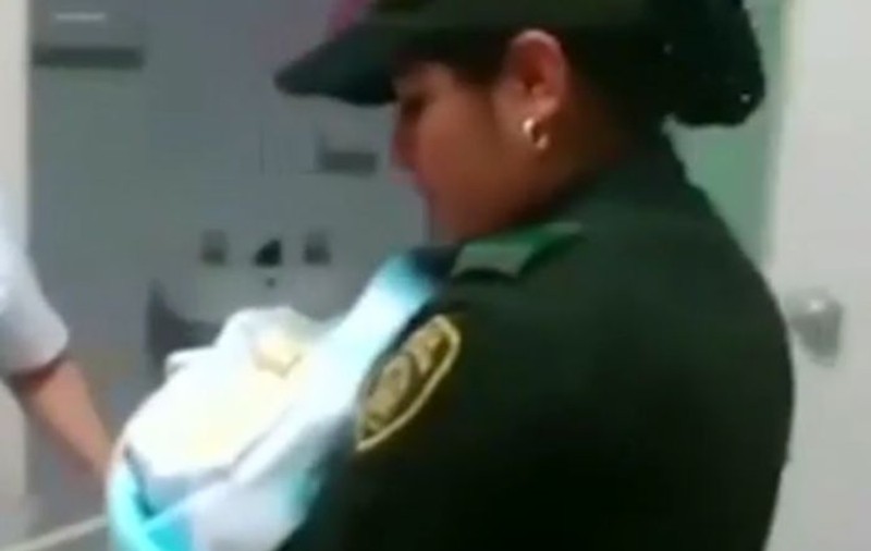 Ce a făcut o poliţistă cu un bebeluş pe care l-a găsit abandonat în pădure. Gestul ei i-a salvat viaţa