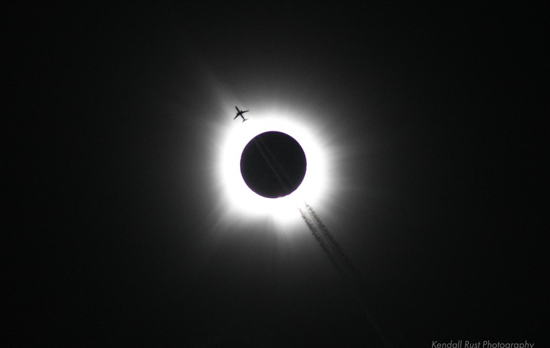 Fotografia din timpul eclipsei solare care s-a viralizat: un avion „taie” discul Soarelui fix în momentul totalității