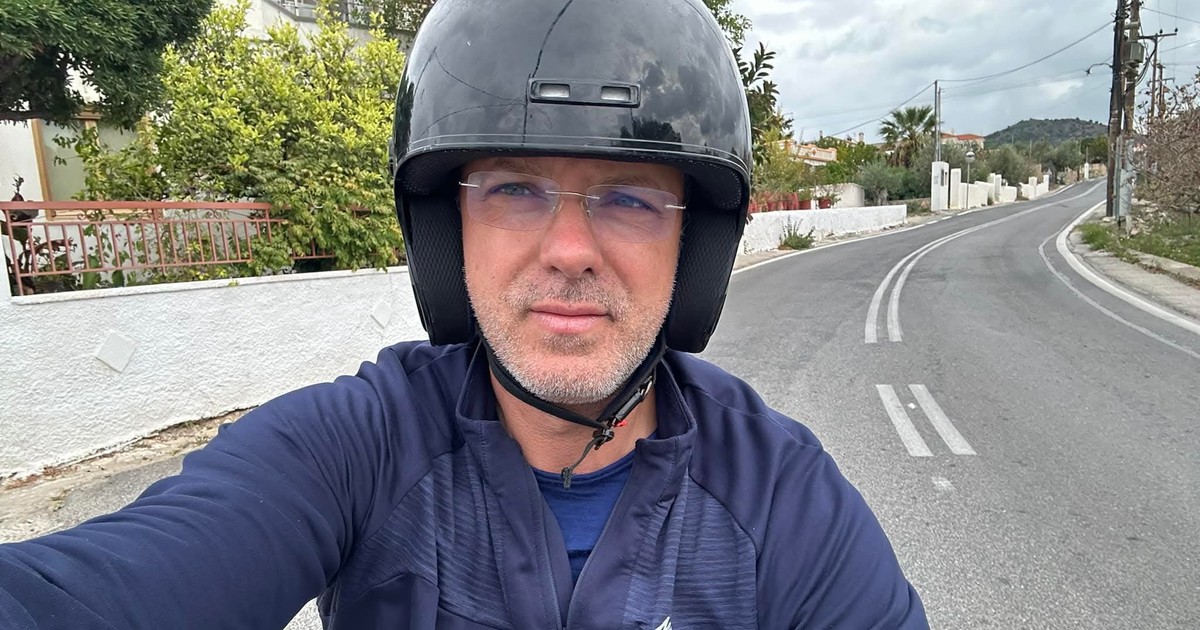 Ionuț Moșteanu pe scuter promovând o lege ca deputat