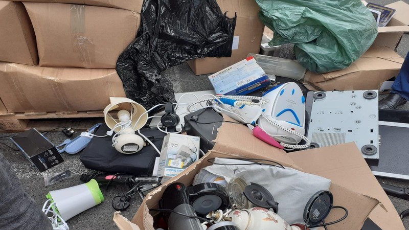Deșeuri sosite în România ca marfă second hand. Foto: Poliția de Frontieră