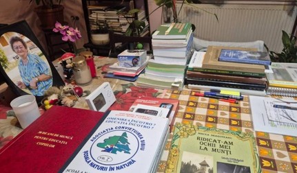 Cărți, jurnale și amintiri dintr-o viață dedicată copiilor. Pe masă, fotografia Iulianei, soția pe care Iosif Derzsi a iubit-o aproape 60 de ani. Sursa foto: Turnul Sfatului