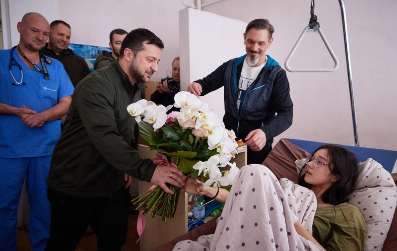 O adolescentă lovită de 12 gloanțe în timp ce și-a apărat frățiorul cu propriul trup, vizitată la spital de președintele Zelenski