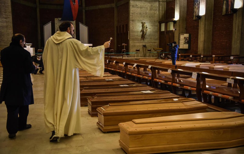 O nouă problemă pentru Italia. Tinerii angajați la pompe funebre demisionează în masă: "Îți trebuie sânge rece"