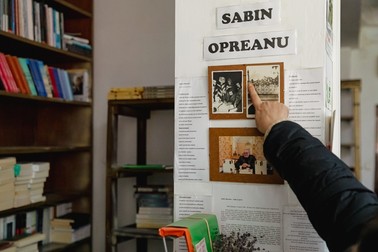 Mirela Opreanu povestește când a devenit tatăl ei directorul librăriei | Foto: Eli Driu / Libertatea