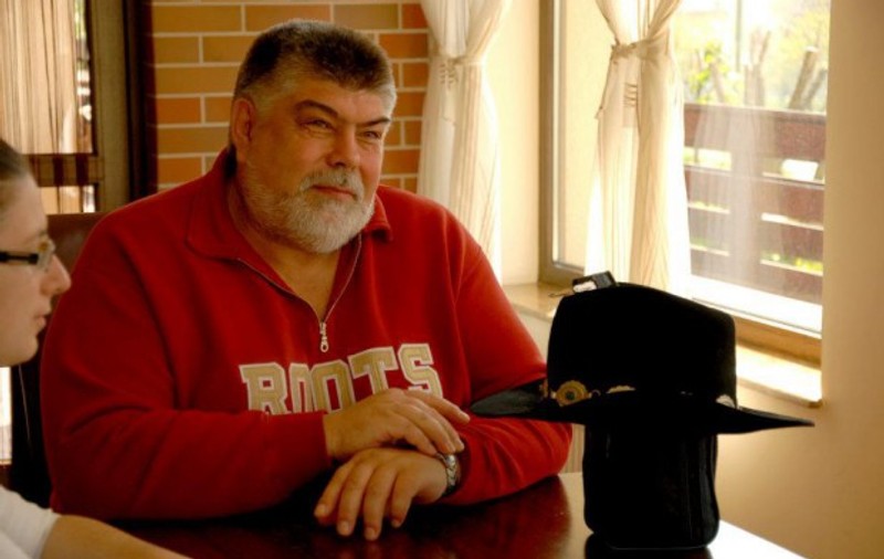 Grav bolnav, Ilie Micolov găseşte puterea de a face haz de necaz: "De la genunchi în sus sunt funcţional"