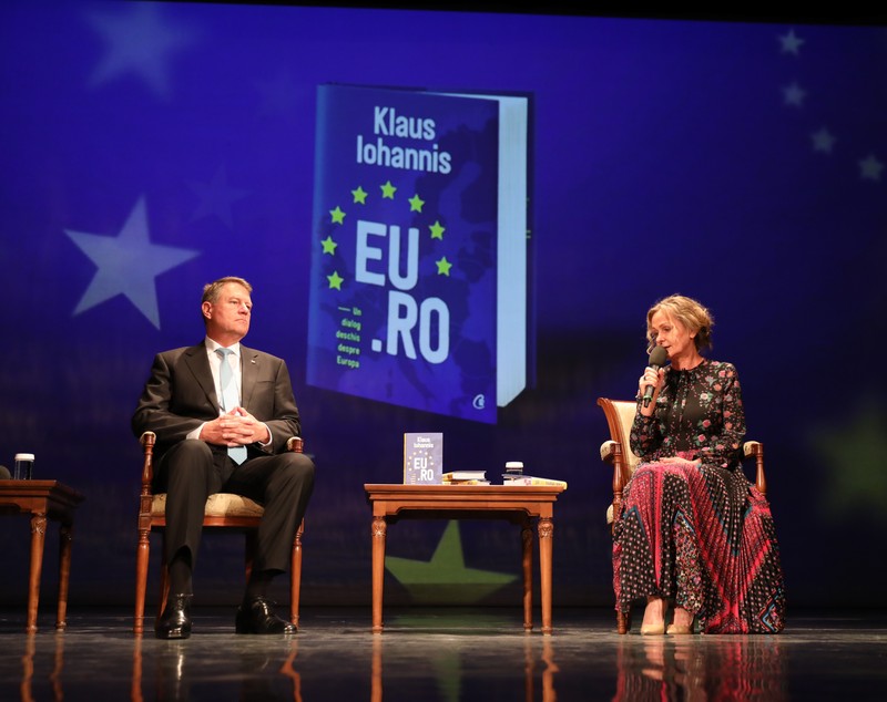 FOTO | Preşedintele Klaus Iohannis și-a lansat a treia carte, "EU.RO. Un dialog deschis despre Europa"