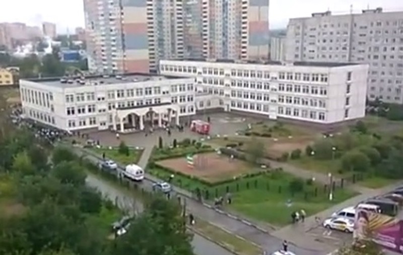 Atac armat la o școală din apropiere de Moscova. Un elev a deschis focul, după ce a atacat profesorul cu un topor