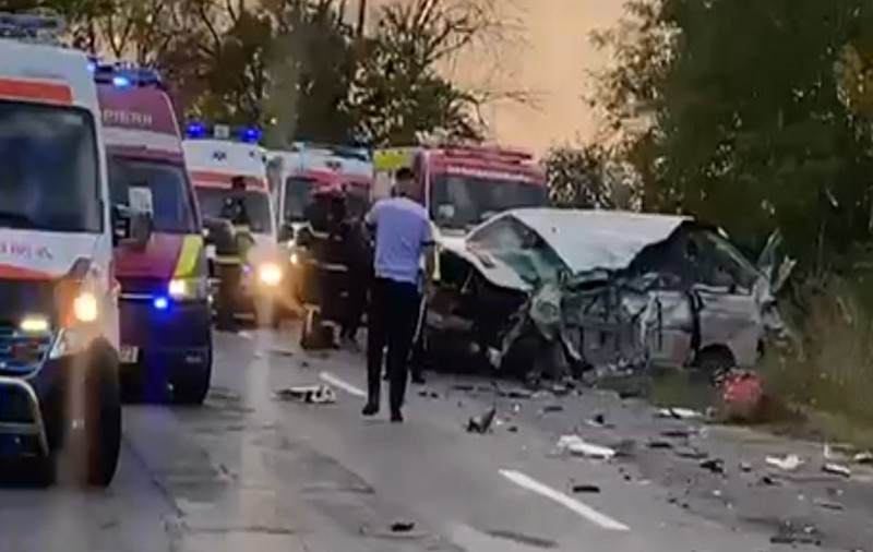 Coliziune între un TIR și un microbuz cu muncitori pe DN7, în Dâmbovița. Doi oameni au murit și șase au fost răniți