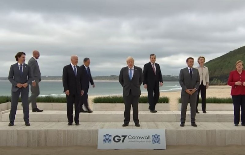 Liderii grupului G7, fotografie de familie în deschiderea summitului. Prima doamnă a SUA: „Mă simt ca la nuntă”