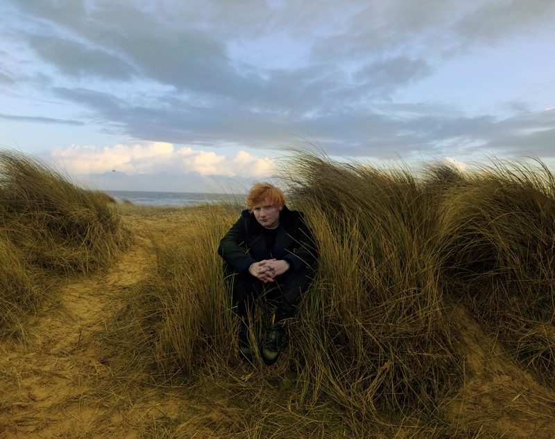 Detalii mai puțin știute din viața lui Ed Sheeran. L-a lovit din greșeală pe Justin Bieber în cap cu o crosă de golf. „Eram în Japonia”