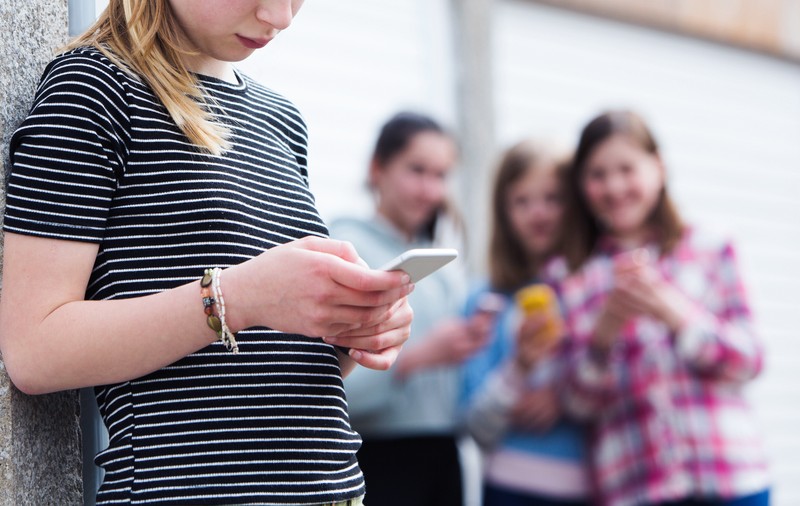 Consecințele hărțuirii pe internet: elevă trimisă în judecată pentru că își jignea colegii pe Instagram. „Dispute adolescentine”, s-a apărat fata