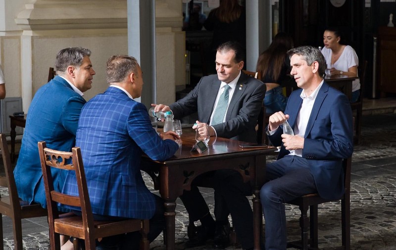 Ludovic Orban, la terasă în Centrul Vechi: „Am fost invitat de un bun amic”. S-a văzut şi cu Nicuşor Dan