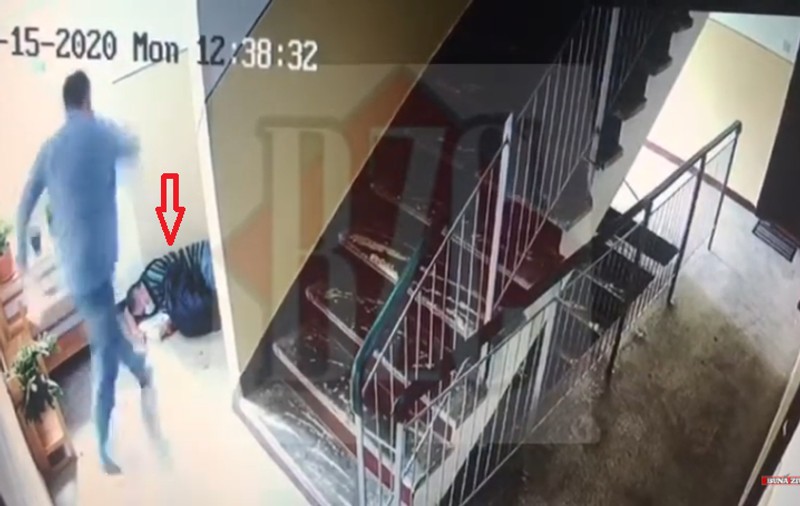 VIDEO | Pensionar care livra corespondența, bătut cu sălbăticie din cauza unui aviz de întrerupere a electricităţii