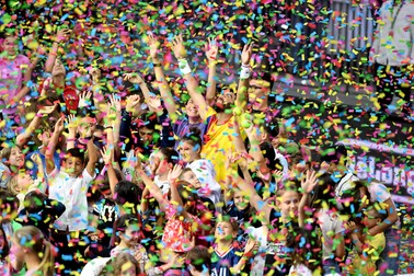 Show de confetti la finalul meciului demonstrativ de tenis organizat cu ocazia retragerii din activitate a tenismenului Horia Tecău, desfășurat în cadrul celei de-a treia ediții a Sports Festival, la Cluj-Napoca. Foto: Agerpres