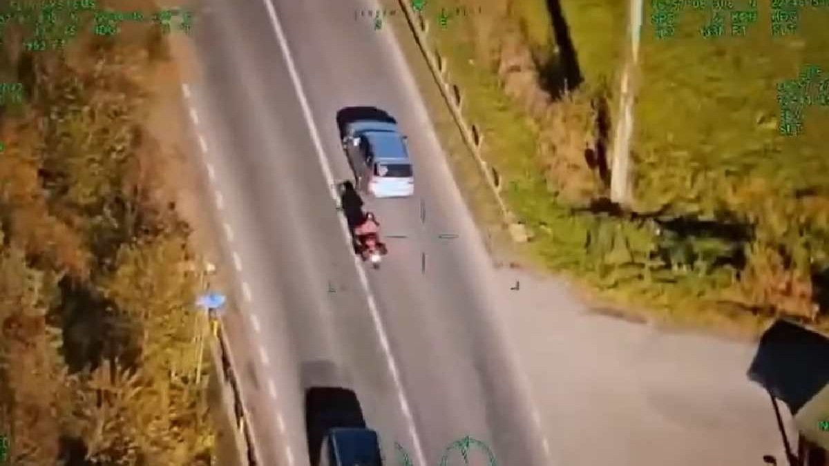 Un motociclist a fost filmat din elicopter de către Poliția Română când încalcă regulile de circulație