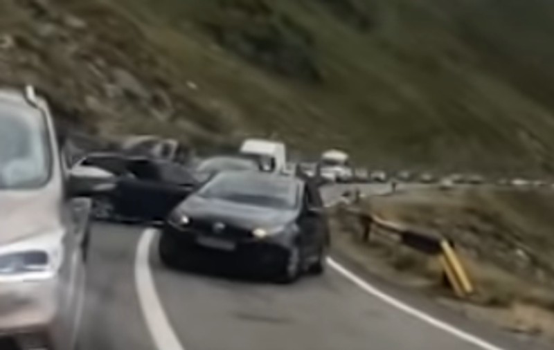 Bătaie între doi șoferi pe Transfăgărășan. Polițiștii au deschis dosar penal