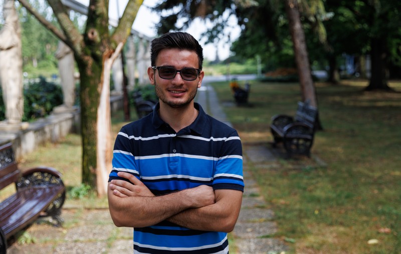 „Primul meu ghiozdan a fost o sacoșă de rafie”. Obligat să muncească din clasa I până la finalul liceului ca să se întrețină în școală, Marcel a sfidat statisticile și a ajuns student în București