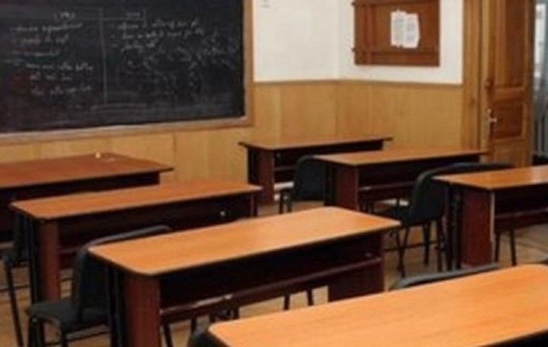 Elevii i-au făcut o "glumă" profesoarei pentru a putea chiuli, dar totul era să se termine tragic. Două fete au fost sancționate