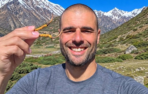 Piotr Grześ, silvicultorul polonez care a descoperit în Himalaya yarsagumba, ciuperca rară supranumită „Viagra din Himalaya”, care poate costa peste 100.000 de dolari kilogramul. 