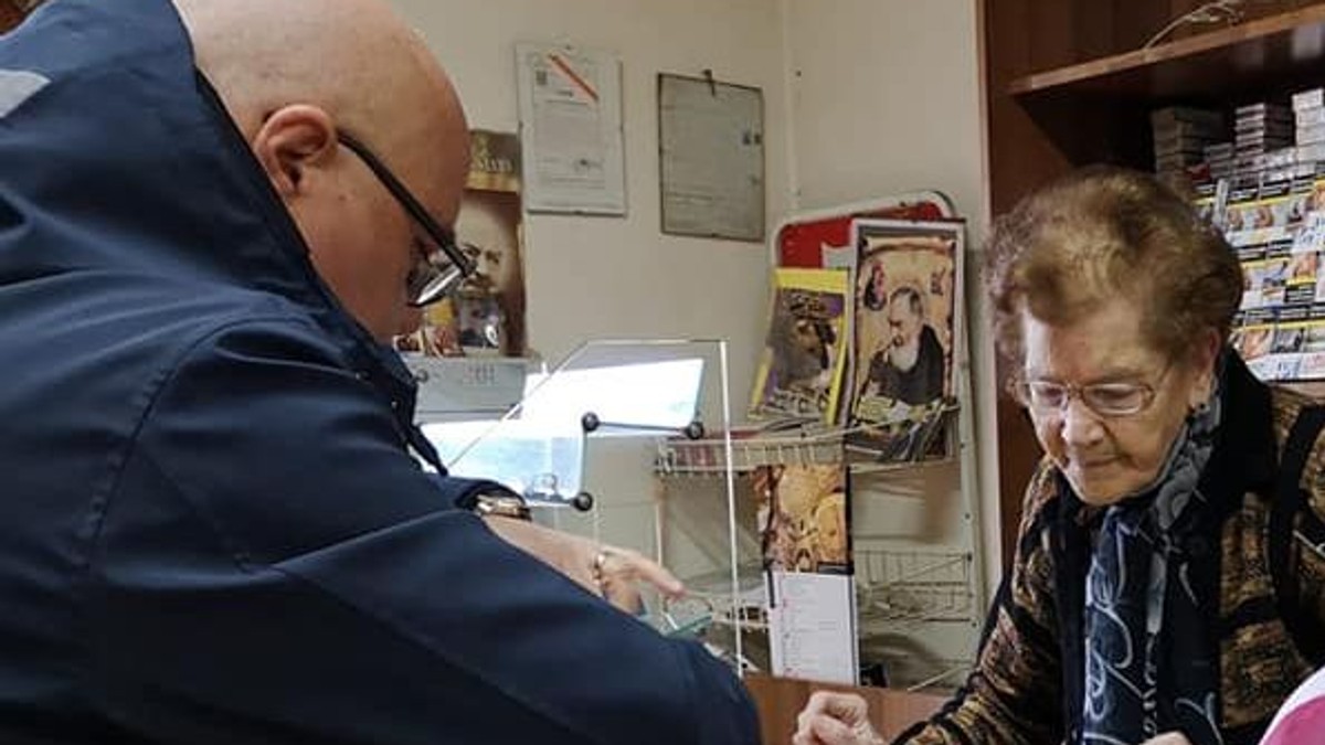 O femeie de 90 de ani a devenit vedetă după ce a pus pe fugă un hoț înarmat