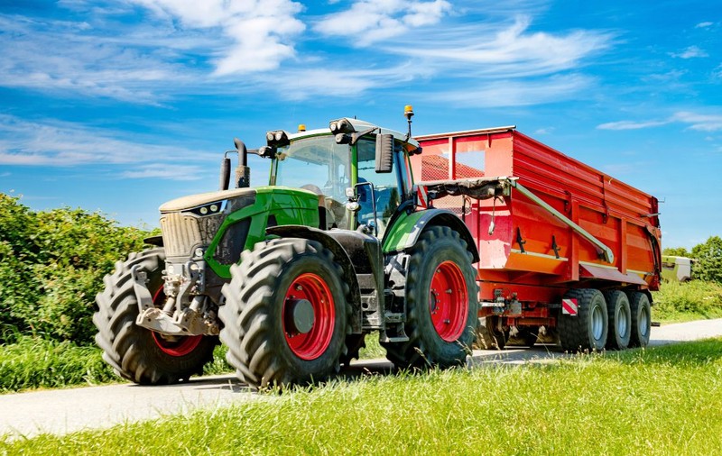 Un pensionar a murit după ce s-a răsturnat cu tractorul pe care îl conducea, în Austria