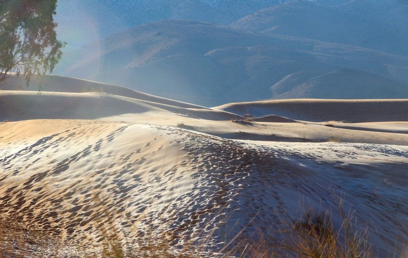 Dune de nisip, acoperite de zăpadă. Fenomen rar în deșertul Sahara