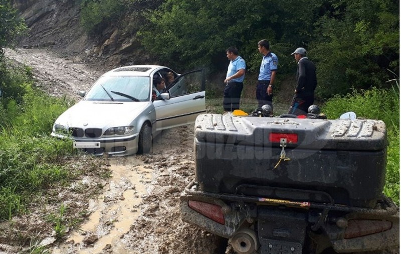 UPDATE Familie salvată din viitură în Buzău. Bebeluș de cinci luni și părinții săi, în pericol. Viitură pe rîul Slănic VIDEO