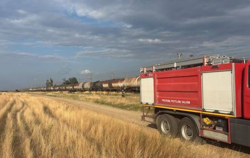 Curge motorină dintr-un tren de marfă cu 37 de vagoane, lângă halta Rădoiești, Teleorman. Populaţia, evacuată pe o rază de 300 de metri
