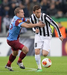 Alexandru Bourceanu (stânga) a jucat cu Trabzonspor contra lui Juventus, în cupele europene. (FOTO: EPA)