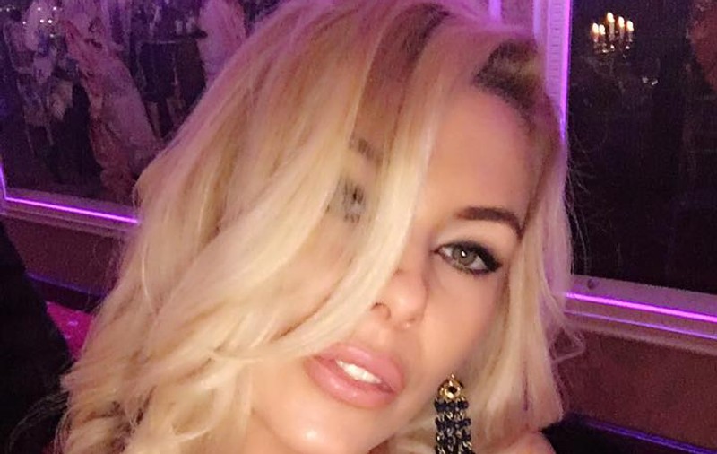 Dansatoarea Jasmine şi-a expus silicoanele la plajă. Cum arată în costum de baie | FOTO ÎN ARTICOL
