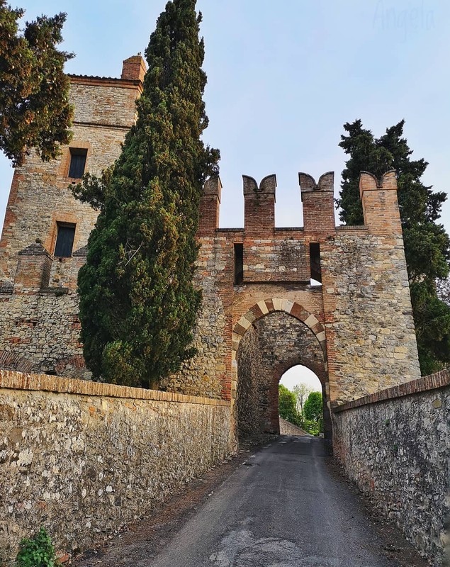 Un castel, un palat și un sat din Italia, la vânzare pentru 2 milioane de euro