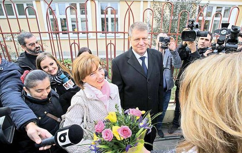 IMAGINE de PUS în RAMĂ! Cum arăta SOȚIA lui KLAUS IOHANNIS în COPILĂRIE! | FOTO