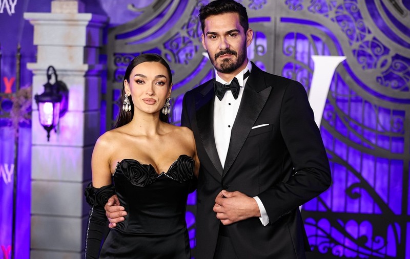 Cum au apărut Viviana Sposub și George Burcea în Los Angeles, la premiera serialului „Wednesday”, în care actorul joacă
